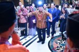Calon Presiden nomor urut 02 Prabowo Subianto (tengah) berjoget saat menghadiri Silaturahmi Kebangsaan dan Penyampaian Aspirasi kepada Pasangan Capres dan Cawapres yang diadakan oleh Pergerakan Indonesia Maju di Jakarta, Jumat (12/10) malam. ANTARA FOTO/Sigid Kurniawan/pras.