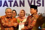 Calon Presiden nomor urut 02 Prabowo Subianto (kanan) menerima buku dari Ketua Dewan Nasional Pergerakan Indonesia Maju Din Syamsuddin (kiri) dalam Silaturahmi Kebangsaan dan Penyampaian Aspirasi kepada Pasangan Capres dan Cawapres di Jakarta, Jumat (12/10/2018) malam. ANTARA FOTO/Sigid Kurniawan/pras. 
