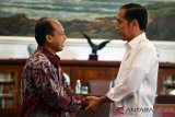 Presiden Joko Widodo (kanan) berjabat tangan dengan Kepala Pusat Data, Informasi, dan Humas Badan Nasional Penanggulangan Bencana (BNPB) Sutopo Purwo Nugroho di Istana Bogor, Jawa Barat, Jumat (5/10/2018). Presiden menilai kegigihan dan semangat Sutopo dalam bekerja meskipun menderita sakit kanker stadium empat. Semangat Sutopo  dapat menjadi inspirasi bagi semua. ANTARA FOTO/Wahyu Putro A/kye