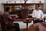     Presiden Joko Widodo (kanan) berbincang dengan Kepala Pusat Data, Informasi, dan Humas Badan Nasional Penanggulangan Bencana (BNPB) Sutopo Purwo Nugroho di Istana Bogor, Jawa Barat, Jumat (5/10/2018). Presiden menilai kegigihan dan semangat Sutopo dalam bekerja meskipun menderita sakit kanker stadium empat. Semangat Sutopo  dapat menjadi inspirasi bagi semua. ANTARA FOTO/Wahyu Putro A/kye