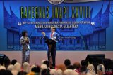 Presiden Joko Widodo berbincang dengan peserta saat membuka Rakernas Ikatan Wanita Pengusaha Indonesia (IWAPI) di Hotel Grand Inna, Padang, Sumatera Barat, Seniin (8/10/2018). Rakernas tersebut mengusung tema 