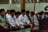 Presiden Joko Widodo (tengah) bersama pengasuh Pondok Pesantren Girikesumo, KH Munif Zuhri (kelima kiri) menunaikan  salat Magrib berjamaah saat mengunjungi pesantren tersebut di Desa Banyumeneng, Mranggen, Demak, Jawa Tengah, Jumat (19/10/2018). Kunjungan tersebut merupakan rangkaian kegiatan safari ke sejumlah pondok pesantren di Jateng dalam rangka Hari Santri Nasional 2018 sekaligus silaturahmi dengan para ulama. ANTARA FOTO/Aji Styawan/hp.