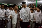 Presiden Joko Widodo (kanan) berbincang dengan pengasuh Pondok Pesantren Girikesumo KH Munif Zuhri (kiri) saat berkunjung ke pesantren tersebut di Desa Banyumeneng, Mranggen, Demak, Jawa Tengah, Jumat (19/10/2018). Kunjungan itu merupakan rangkaian kegiatan safari ke sejumlah pondok pesantren di Jateng dalam rangka Hari Santri Nasional 2018 sekaligus silaturahmi dengan para ulama. ANTARA FOTO/Aji Styawan/hp.