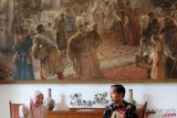 Presiden Joko Widodo menerima kunjungan kehormatan Deputi Perdana Menteri Malaysia Dato Seri Wan Azizah Wan Ismail di Istana Bogor, Jawa Barat, Selasa (9/10/2018). ANTARA FOTO/Desca Lidya Natalia/pras.
