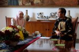 Presiden Joko Widodo menerima kunjungan kehormatan Deputi Perdana Menteri Malaysia Dato Seri Wan Azizah Wan Ismail di Istana Bogor, Jawa Barat, Selasa (9/10/2018). ANTARA FOTO/Desca Lidya Natalia/pras.