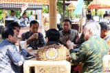 Presiden Joko Widodo (ketiga kiri) bersama sejumlah menteri Kabinet Kerja duduk bersantai sambil menikmati kopi di sela-sela Pertemuan Tahunan IMF - World Bank Group 2018 di Bali Nusa Dua Convention Center, Nusa Dua, Bali, Jumat (12/10/2018). Selain menghadiri rapat pleno, Presiden Joko Widodo juga menggelar sejumlah pertemuan bilateral dengan Perdana Menteri Vietnam, Presiden Asian Development Bank dan Ketua Bersama Yayasan Bill and Melinda Gates, Melinda Gates. ANTARA FOTO/ICom/AM IMF-WBG/Wisnu Widiantoro/pras.