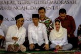 Presiden Joko Widodo (tengah) didampingi Ibu Negara Iriana Joko Widodo (kanan) berbincang dengan Ketua Yayasan Al-Wathoniyah Pondok Pesantren (Ponpes) Al-Itqon KH Ubaidullah Shodaqoh (kiri) saat berkunjung di ponpes tersebut di Semarang, Jawa Tengah, Sabtu (20/10/2018). Kunjungan tersebut merupakan rangkaian kegiatan safari Presiden ke sejumlah ponpes di Jateng untuk mempererat tali silaturahmi dengan para santri dan ulama. ANTARA FOTO/Aji Styawan/foc.