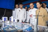 Menteri BUMN Rini Soemarno (kanan) didampingi Direktur Utama PT Len Industri Zakky Gamal Yasin (kedua kanan), Direktur Utama Bio Farma M. Rahman Roestan (kiri), Direktur Utama PT Pindad Abraham Mose (tengah) dan Gubernur Jawa Barat Ridwan Kamil (kedua kiri) meninjau maket inovasi sistem solar untuk perumahan dan bangunan saat pameran produk-produk inovasi karya anak bangsa di Kantor LEN, Bandung, Jawa Barat, Rabu (31/10/2018). Dalam rangka kemandirian energi dan menjaga kedaulatan negara, BUMN PT Len Industri, Biofarma, Pindad, Dahana meluncurkan produk inovasi terbaru karya anak bangsa diantaranya LenSolar,Len Rescue dan melepas produk-produk ekspor ke luar negeri. ANTARA JABAR/M Agung Rajasa/agr.
