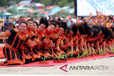 Sejumlah penari menampilkan Tari Saman di Sabang (Pulau weh) Aceh, Jumat (5/10). Penampilan Tari Saman dan berbagai kesenian melalui berbagai even budaya di wilayah terluar Aceh itu salah satu upaya mempromosikan Sabang sebagai kawasan wisata bertaraf internasional. (Antara Aceh/Ampelsa/18)