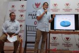 Calon Wakil Presiden nomor urut 02 Sandiaga Uno (kanan) didampingi Jubir Kampanye Prabowo-Sandiaga Uno, Sudirman Said (kiri) memaparkan dana kampanye di Media Center Prabowo-Sandi, Jakarta, Selasa (23/10/2018). Dalam laporan awal, tim Prabowo-Sandi telah menerima uang sebagai dana awal kampanye sebesar Rp31,7 miliar dan telah mengeluarkan atau menggunakan uang kampanye sebesar Rp16,9 miliar. ANTARA FOTO/Reno Esnir/foc. 