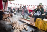 Pengunjung memadati stan kuliner saat Pucuk Coolinary Festival di Bandung, Jawa Barat, Sabtu (27/10/2018). Pucuk Coolinary Festival terbesar di Jawa Barat tersebut di gelar pada 27-28 Oktober 2018 dan melibatkan 100 umkm kuliner favorit yang terbagi dalam tiga zona rasa, yaitu Pedas, Manis, dan Gurih. ANTARA JABAR/M Agung Rajasa/agr.