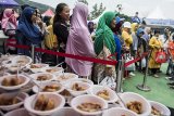 Ratusan pengunjung mengantre 10 ribu porsi batagor gratis saat Pucuk Coolinary Festival di Bandung, Jawa Barat, Sabtu (27/10/2018). Pucuk Coolinary Festival terbesar di Jawa Barat tersebut digelar pada 27-28 Oktober 2018 dan melibatkan 100 UMKM kuliner favorit yang terbagi dalam tiga zona rasa, yaitu Pedas, Manis, dan Gurih. ANTARA JABAR/M Agung Rajasa/agr.