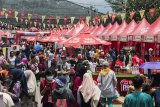 Pengunjung memadati stan kuliner saat Pucuk Coolinary Festival di Bandung, Jawa Barat, Sabtu (27/10/2018). Pucuk Coolinary Festival terbesar di Jawa Barat tersebut digelar pada 27-28 Oktober 2018 dan melibatkan 100 UMKM kuliner favorit yang terbagi dalam tiga zona rasa, yaitu Pedas, Manis, dan Gurih. ANTARA JABAR/M Agung Rajasa/agr.