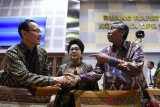 Menteri Kesehatan Nila Moeloek (tengah) bersama Wakil Menteri Keuangan Mardiasmo (kanan) dan Direktur Utama BPJS Kesehatan Fachmi Idris (kiri) berbincang sebelum mengikuti rapat kerja dengan Komisi IX DPR di Kompleks Parlemen, Senayan, Jakarta, Senin (29/10/2018). Rapat tersebut membahas upaya pengendalian yang dilakukan Kementerian Kesehatan dalam program Jaminan Kesehatan Nasional, di antaranya terkait fasilitas kesehatan, BPJS Kesehatan, produsen dan distributor obat, serta implementasi urun biaya dalam pelayanan kesehatan. ANTARA FOTO/Puspa Perwitasari/ama.