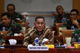     Menteri Pertahanan Ryamizard Ryacudu (tengah) bersiap mengikuti rapat kerja dengan Komisi I DPR di kompleks Parlemen, Senayan, Jakarta, Senin (22/10/2018). Rapat tersebut membahas penyesuaian Rencana Kerja dan Anggaran Kementerian Pertahanan tahun 2019 serta sejumlah isu aktual. ANTARA FOTO/Sigid Kurniawan/ama