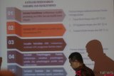 Wakil Ketua Komisi II DPR Ahmad Riza Patria berjalan di depan slide presentasi saat rapat kerja dengan Kemendagri, KPU dan Bawaslu di Kompleks Parlemen, Senayan, Jakarta, Selasa (16/10/2018). Rapat itu membahas evaluasi pilkada serentak 2018 dan persiapan pemilu 2019. ANTARA FOTO/Akbar Nugroho Gumay/ama