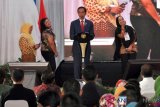 Presiden Joko Widodo berbincang dengan para pendamping desa saat Rapat Koordinasi Pengendalian Program Pembangunan dan Pemberdayaan Masyarakat Desa 2018 di Lubuk Pakam Kabupaten Deli Serdang, Sumatera Utara, Senin (8/10/2018). Dalam sambutannya, Presiden Joko Widodo menyatakan peruntukan dana desa akan diprioritaskan untuk pembangunan sumber daya manusia termasuk keahlian masyarakat desa. ANTARA FOTO/Septianda Perdana/ama