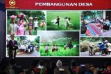     Presiden Joko Widodo memberikan sambutan saat Rapat Koordinasi Pengendalian Program Pembangunan dan Pemberdayaan Masyarakat Desa 2018 di Lubuk Pakam, Kabupaten Deli Serdang, Sumatera Utara, Senin (8/10/2018). Dalam sambutannya, Presiden Joko Widodo menyatakan peruntukan dana desa akan diprioritaskan untuk pembangunan sumber daya manusia termasuk keahlian masyarakat desa. ANTARA FOTO/Septianda Perdana/ama