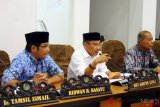 
Wakil Wali Kota Palu, Sigit Purnomo (kiri) bersama Ketua DPRD Palu Ishak Cae (tengah) dan anggota DPRD Palu Basmin Karim (kanan) menghadiri Rapat Dengar Pendapat (RDP) di kantor DPRD Palu, Sulawesi Tengah, Rabu (17/10/2018). RDP dengan agenda penanganan dan penggunaan APBD pascabencana itu harus diskors karena anggota dewan memprotes ketidakhadiran Wali Kota Palu Hidayat. ANTARA FOTO/Darwin Fatir/foc. 