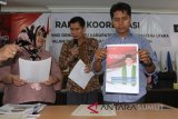 Medan (Antara News - Sumut) - Calon anggota DPD Dadang Darmawan Pasaribu (kanan) menunjukan contoh alat peraga kampanye (APK) disaksikan staff KPU Sumut, disela-sela rapat kesepakatan tentang APK, di Medan, Sumatera Utara, Selasa (16/10/2018). Rapat tersebut membahas dan menyepakati APK yang akan dipakai dan difasilitasi KPU Sumut kepada para calon anggota DPD. Irsan 