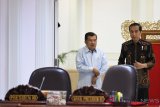 Presiden Joko Widodo (kanan) dan Wakil Presiden Jusuf Kalla bersiap memimpin rapat terbatas persiapan pelaksanaan Asian Para Games ke-3 di Kantor Presiden, Jakarta, Selasa (2/10/2018). Presiden meminta persiapan maksimal untuk venue maupun non venue, acara pembukaan dan penutupan, serta meminta momentum penyelenggaraan Asian Games yang diraih dapat dilanjutkan kembali pada Asian Para Games nanti. ANTARA FOTO/Puspa Perwitasari/wsj.