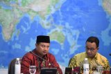 Gubernur DKI Jakarta Anies Baswedan (kanan) bersama Wakil Gubernur Jawa Barat Uu Ruzhanul Ulum, mengikuti rapat terbatas persiapan pelaksanaan Asian Para Games ke-3 di Kantor Presiden, Jakarta, Selasa (2/10/2018). Presiden meminta persiapan maksimal untuk venue maupun non venue, acara pembukaan dan penutupan, serta meminta momentum penyelenggaraan Asian Games yang diraih dapat dilanjutkan kembali pada Asian Para Games nanti. ANTARA FOTO/Puspa Perwitasari/wsj. 