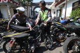 Petugas memasang garis polisi pada barang bukti sepeda motor balap liar di Polresta Kediri, Jawa Timur, Senin (8/10). Polisi berhasil mengamankan sebanyak 116 unit sepeda motor dan memberikan 155 lebar surat tilang saat razia balap liar yang dilakukan selama dua hari guna merespon pengaduan masyarakat. Antara Jatim/Prasetia Fauzani/mas/18.