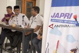 Gubernur Jawa Barat Ridwan Kamil (tengah) bersama Direktur Bandara Internasional Jawa Barat (BIJB) Virda Dimas Ekaputra (kanan) dan Managing Director Lion Group Kapten Daniel Putut Kuncoro Adi (kiri) menjawab pertanyaan saat kegiatan rutin Jabar Punya Informasi di Gedung Sate, Bandung, Jawa Barat, Selasa (9/10). BIJB Kertajati direncanakan melakukan penerbangan umrah perdana jemaah asal Jawa Barat dan Jawa Tengah pada 13 Oktober mendatang sebagai bentuk percepatan realisasi penggunaan bandara tersebut untuk penerbangan komersil. ANTARA JABAR/Novrian Arbi/agr/18