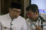 Gubernur Jawa Barat Ridwan Kamil (kiri) berbincang dengan Direktur Bandara Internasional Jawa Barat (BIJB) Virda Dimas Ekaputra (kanan) saat kegiatan rutin Jabar Punya Informasi di Gedung Sate, Bandung, Jawa Barat, Selasa (9/10). BIJB Kertajati direncanakan melakukan penerbangan umrah perdana jemaah asal Jawa Barat dan Jawa Tengah pada 13 Oktober mendatang sebagai bentuk percepatan realisasi penggunaan bandara tersebut untuk penerbangan komersil. ANTARA JABAR/Novrian Arbi/agr/18
