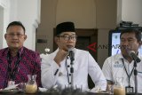 Gubernur Jawa Barat Ridwan Kamil (tengah) bersama Direktur Bandara Internasional Jawa Barat (BIJB) Virda Dimas Ekaputra (kanan) dan Managing Director Lion Group Kapten Daniel Putut Kuncoro Adi (kiri) menjawab pertanyaan saat kegiatan rutin Jabar Punya Informasi di Gedung Sate, Bandung, Jawa Barat, Selasa (9/10). BIJB Kertajati direncanakan melakukan penerbangan umrah perdana jemaah asal Jawa Barat dan Jawa Tengah pada 13 Oktober mendatang sebagai bentuk percepatan realisasi penggunaan bandara tersebut untuk penerbangan komersil. ANTARA JABAR/Novrian Arbi/agr/18