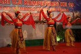 Peserta mengikuti uji kompetensi tari yang diselenggarakan sanggar tari Kembang Sore Indonesia di Desa Gogorante, Kediri, Jawa Timur, Sabtu (20/10/2018) malam. Kegiatan yang diikuti empat ratus peserta dari sejumlah daerah tersebut guna meregenerasi penari muda berkualitas. Antara Jatim/Prasetia Fauzani/ZK.