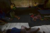 Sejumlah pasien penderita gangguan jiwa menjalani perawatan di dalam kamar di eks Terminal Cilembang, Kota Tasikmalaya, Jawa Barat, Rabu (17/10/2018). Yayasan Mentari Hati yang berdiri sejak 2007 merupakan tempat rehabilitasi para pasien mengidap gangguan jiwa yang ditemukan dipinggir jalan untuk disembuhkan dan dikembalikan kepada keluarganya dengan jumlah pasien 142 orang, dan berharap peran pemerintah memberikan pelayanan kesehatan. ANTARA JABAR/Adeng Bustomi/agr.