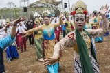 Ribuan warga menampilkan Tari Jipeng dalam acara Ciletuh Geopark Festival di Taman Jaya Panenjoan, Kabupaten Sukabumi, Jawa Barat, Sabtu (13/10). Tarian yang melibatkan 5113 orang tersebut berhasil memecahkan rekor dunia dan mendapatkan penghargaan dari Record Holders Republic (RHR) atas rekor peserta terbanyak Tari Jipeng. ANTARA JABAR/Nurul Ramadhan/agr/18