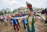 Ribuan warga menampilkan Tari Jipeng dalam acara Ciletuh Geopark Festival di Taman Jaya Panenjoan, Kabupaten Sukabumi, Jawa Barat, Sabtu (13/10). Tarian yang melibatkan 5113 orang tersebut berhasil memecahkan rekor dunia dan mendapatkan penghargaan dari Record Holders Republic (RHR) atas rekor peserta terbanyak Tari Jipeng. ANTARA JABAR/Nurul Ramadhan/agr/18