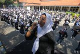 Sejumlah alumni Fakultas Kedokteran Gigi (FKG) Universitas Airlangga Surabaya menari Teknik Sikat Gigi di Universitas Airlangga Surabaya, Jawa Timur, Minggu (7/10). Kegiatan yang diikuti 1.705 alumni FKG Universitas Airlangga itu mendapatkan penghargaan dari Museum Rekor-Dunia Indonesia (MURI) atas rekor peserta terbanyak Tari Teknik Sikat Gigi. Antara Jatim/Didik Suhartono/mas/18.