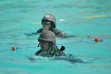 Prajurit Korps Marinir dengan mengenakan seragam, helm dan senjata laras panjang memacu kecepatan dalam lomba renang militer di Kolam Renang Usman Harun Bhumi Marinir Karangpilang Surabaya, Jawa Timur, Kamis (11/10). Renang militer merupakan rangkaian dari pembinaan satuan (binsat) yang diikuti 1326 prajurit dari 34 batalyon Korps Marinir Indonesia dalam memperingati HUT ke-73 Korps Marinir. Antara Jatim/M Risyal Hidayat/mas/18