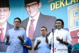     Calon Waki Presiden nomor urut 2 Sandiaga Uno (kiri ) Ketua MPR Zulkifli Hasan (tengah) dan Rhoma Irama (kanan) berdoa bersama saat Deklarasi Relawan Rhoma Irama untuk Prabowo - Sandi, di Soneta Record, Jalan Tole Iskandar Sukmajaya Depok, Jawa Barat, Minggu (28/10/2018). Deklarasi tersebut dihadiri relawan Rhoma Irama seluruh Indonesia. ANTARA FOTO/Kahfie kamaru/ama.