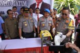 Kapolda Jawa Timur Irjen Pol Luki Hermawan (kanan), Kabid Humas Polda Jawa Timur Kombes Pol Frans Barung Mangera (kedua kiri), Kabid Propam Polda Jawa Timur Kombes Pol Hendra Wirawan (ketiga kiri), dan Kepala Balai Besar Konservasi Sumber Daya Alam Jawa Timur Nandang Prihadi (kiri), menunjukkan barang bukti seekor burung kakatua saat rilis perdagangan satwa dilindungi di Desa Curah Kalong, Bangsalsari, Jember, Jawa Timur, Selasa (9/10). Polisi dan petugas Balai Besar Konservasi Sumber Daya Alam Jawa Timur mengamankan satwa yang dilindungi dari tempat penangkaran satwa dengan barang bukti sebanyak 443 ekor burung. Antara Jatim/Seno/mas/18.  