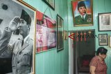 Pewaris rumah bersejarah, Liauw Chin Lan, membersihkan rumah yang pernah disinggahi Proklamator RI Soekarno-Hatta di Rengasdengklok, Karawang, Jawa Barat, Senin (1/10). Rumah bersejarah peninggalan keluarga Djiauw Kie Siong tersebut pernah digunakan sebagai tempat persinggahan Soekarno dan M Hatta menjelang Proklamasi Kemerdekaan Indonesia pada 16 Agustus 1945. ANTARA JABAR/M Ibnu Chazar/agr/18.