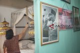 Pewaris rumah bersejarah, Liauw Chin Lan, membersihkan rumah yang pernah disinggahi Proklamator RI Soekarno-Hatta di Rengasdengklok, Karawang, Jawa Barat, Senin (1/10). Rumah bersejarah peninggalan keluarga Djiauw Kie Siong tersebut pernah digunakan sebagai tempat persinggahan Soekarno dan M Hatta menjelang Proklamasi Kemerdekaan Indonesia pada 16 Agustus 1945. ANTARA JABAR/M Ibnu Chazar/agr/18.