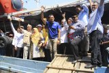 Cawapres nomor urut 02 Sandiaga Uno (tengah) berdialog dengan nelayan di tempat pelelangan ikan Karangsong, Indramayu, Jawa Barat, Rabu (10/10). Dalam kunjungan tersebut Cawapres pasangan Prabowo Subianto itu melakukan silaturahmi sekaligus menyerap aspirasi nelayan. ANTARA JABAR/Dedhez ANggara/agr/18.