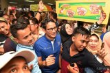  Calon Wakil Presiden Sandiaga Uno (tengah) menyapa pengunjung dan pedagang ketika berkunjung ke Pusat Grosir Surabaya (PGS), Surabaya, Jawa TImur, Minggu (21/10/2018). Kunjungan tersebut dalam rangka meyapa para pedagang sekaligus meninjau perekonomian di pusat perbelanjaan itu. ANTARA FOTO/Zabur Karuru/ama