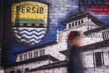 Bobotoh alias pendukung Persib berbincang di depan mural Persib di Bandung, Jawa Barat, Selasa (2/10). Komisi Disiplin PSSI memberikan hukuman kepada Persib berupa sanksi pertandingan kandang di luar Pulau Jawa (Kalimantan) tanpa penonton sampai akhir musim kompetisi 2018 dan pertandingan kandang tanpa penonton di Bandung sampai setengah musim kompetisi tahun 2019 terkait insiden meninggalnya suporter Persija beberapa waktu lalu. ANTARA JABAR/Novrian Arbi/agr/18.