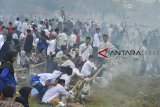 Ribuan santri mengikuti lomba memasak nasi liwet saat memperingati Hari Santri Nasional di kawasan Kantor Setda Kabupaten Tasikmalaya, Jawa Barat, Sabtu (20/10/2018). Lomba yang diikuti 10 ribu orang santri dari 700 pondok pesantren se-Kabupaten Tasikmalaya itu memecahkan rekor muri kategori memasak nasi liwet terbanyak. ANTARA JABAR/Adeng Bustomi/agr.