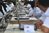 Ribuan peserta mengikuti Seleksi Kompetensi (SKD) menggunakan sistem Computer Assited Tes (CAT) CPNS secara serantak di Gedung Serbaguna Balai Kota Tasikmalaya, Jawa Barat, Jumat (26/10/2018). Badan Kepegawaian Negara (BKN) menyatakan jumlah peserta lolos tahap verifikasi administasi CPNS tahun anggaran 2018 mencapai 2.592.348. ANTARA JABAR/Adeng Bustomi/agr.