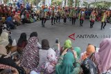 Warga mengikuti rangkaian acara Semarak Berbusana Batik Jawa Barat di Gedung Sate, Bandung, Jawa Barat, Selasa (9/10). Kegiatan tersebut bertujuan untuk mengapresiasi Batik yang sudah diakui sebagai Budaya Tak Benda Warisan Manusia oleh UNESCO sekaligus pemecahan Rekor Muri untuk 5.000 perempuan berbusana Batik. ANTARA JABAR/Novrian Arbi/agr/18.