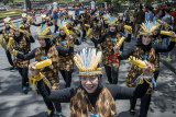 Warga mengikuti rangkaian acara Semarak Berbusana Batik Jawa Barat di Gedung Sate, Bandung, Jawa Barat, Selasa (9/10). Kegiatan tersebut bertujuan untuk mengapresiasi Batik yang sudah diakui sebagai Budaya Tak Benda Warisan Manusia oleh UNESCO sekaligus pemecahan Rekor Muri untuk 5.000 perempuan berbusana Batik. ANTARA JABAR/Novrian Arbi/agr/18.