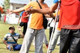 Penyandang Tuna Daksa mengikuti senam goyang dayung di Lapangan Tawangsari Blitar, Jawa Timur, Sabtu (29/9). Senam massal bersama penyandang Disabilitas yang tergabung dalam Paguyuban Penyandang Disabilitas Indonesia (PPDI) tersebut guna mendukung dan menyemarakkan pagelaran Asian Para Games 2018 . Antara Jatim/Irfan Anshori/mas/18.
