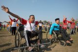 Penyandang Tuna Daksa mengikuti senam goyang dayung di Lapangan Tawangsari Blitar, Jawa Timur, Sabtu (29/9). Senam massal bersama penyandang Disabilitas yang tergabung dalam Paguyuban Penyandang Disabilitas Indonesia (PPDI) tersebut guna mendukung dan menyemarakkan pagelaran Asian Para Games 2018 . Antara Jatim/Irfan Anshori/mas/18.