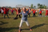 Warga negara asing mengikuti senam goyang dayung bersama penyandang disabilitas di Lapangan Tawangsari Blitar, Jawa Timur, Sabtu (29/9). Senam massal bersama penyandang Disabilitas yang tergabung dalam Paguyuban Penyandang Disabilitas Indonesia (PPDI) tersebut guna mendukung dan menyemarakkan pagelaran Asian Para Games 2018 . Antara Jatim/Irfan Anshori/mas/18.